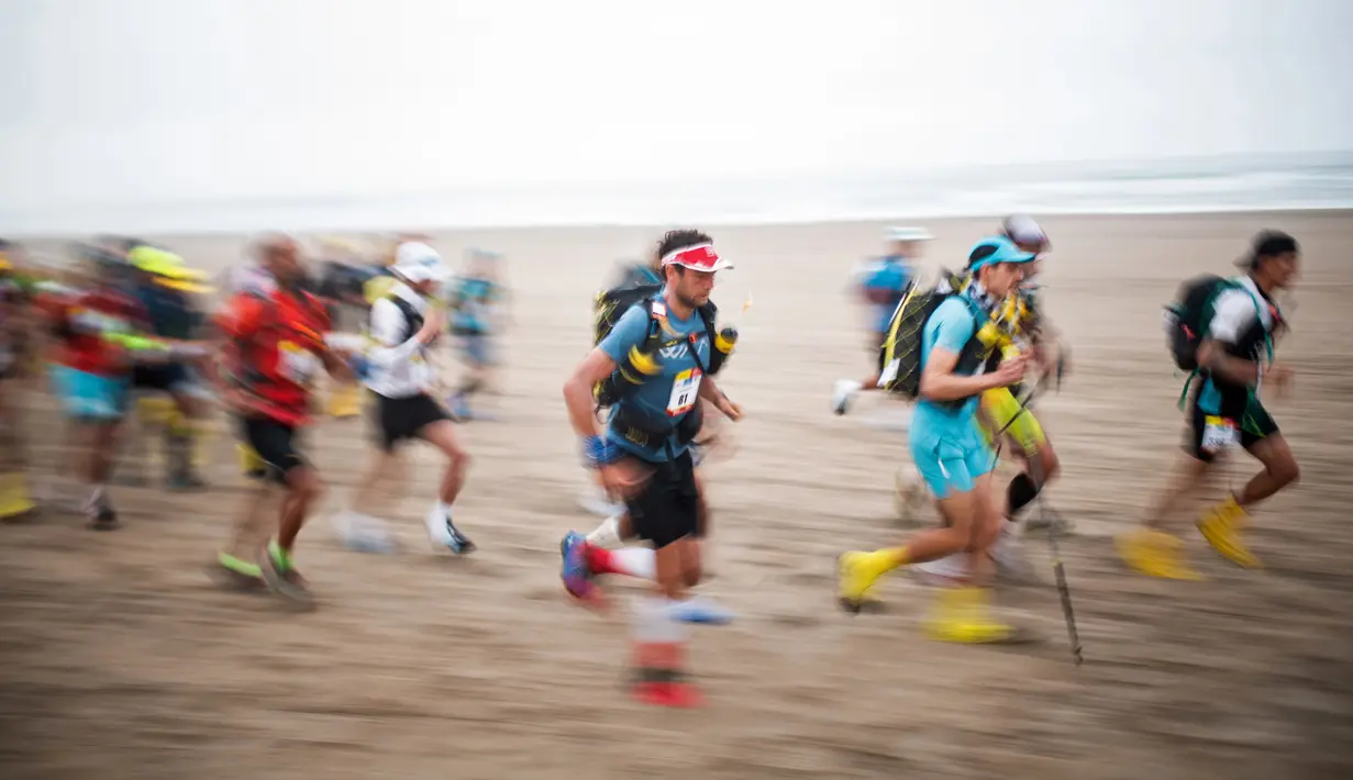 Peserta bersaing pada tahap kedua Half Marathon des Sables di Gurun Ica, Paracas, Peru, Selasa (3/12/2019). Selain kecepatan, para peserta juga diuji ketangguhannya dalam bertahan hidup. (Martin BUREAU/AFP)