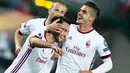 Penyerang AC Milan, Andre Silva (kanan) melakukan selebrasi dengan Hakan Calhanoglu usai mencetak gol ke gawang Austria Wien pada Grup D Liga Europa di Ernst Happel Stadium, (14/9). Silva mencetak hattrick di pertandingan ini. (Georg Hochmuth/Apa/AFP)