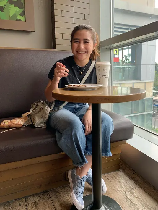 Tujuan Prilly Latuconsina  dengan berbagai kegiatannya itu ternyata berbuah manis. Ia berhasil mengusir kebosanan dan menghilangkan stress. Ia pun mengajak kepada masyarakat untuk terus berada di rumah. (Instagram/prillylatuconsina96)