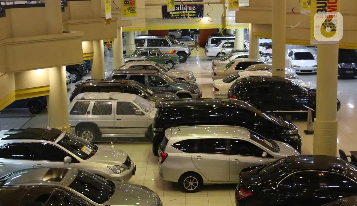 Suasana penjualan mobil bekas di kawasan Jakarta, Senin (23/11/2020). Pasar mobil bekas diprediksi akan meningkat menjelang akhir tahun karena kondisi perekonomian yang saat ini mulai membaik. (Liputan6.com/Angga Yuniar)