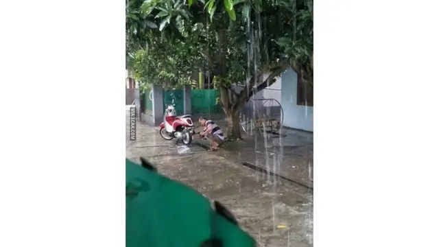 6 Aksi Nyeleneh saat Cuci Kendaraan Ini Bikin Geregetan