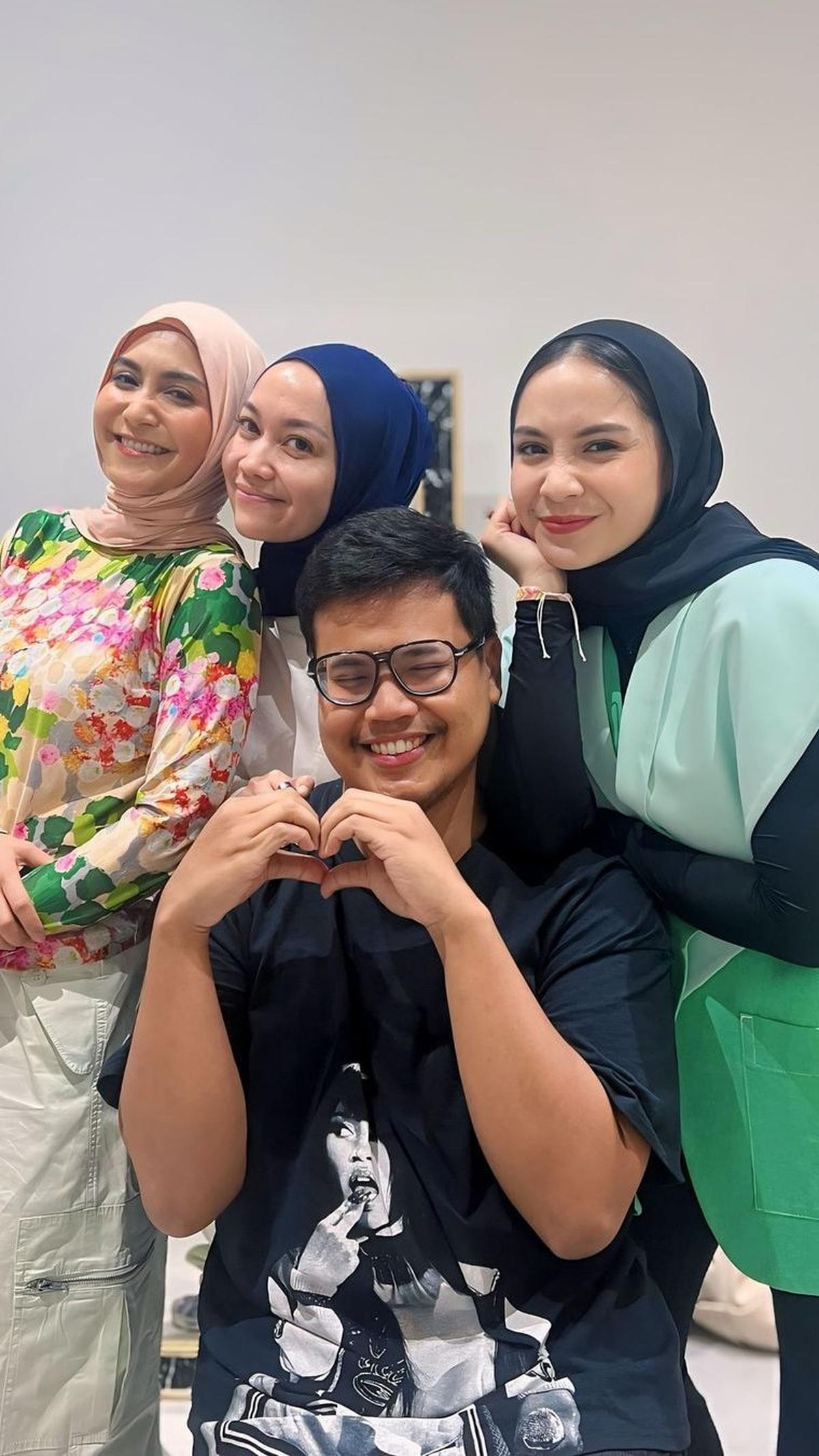 Gigi dan Caca tampil kompak dengan hijab. Caca tampil menawan dengan hijab berwarna merah muda dan baju bermotif.&nbsp;