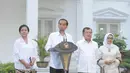Presiden Jokowi yang ditemani Wakil Presiden, Jusuf Kalla beserta istri mengumumkan jabatan menteri yang akan memimpin 34 departemen (Liputan6.com/Herman Zakharia) 