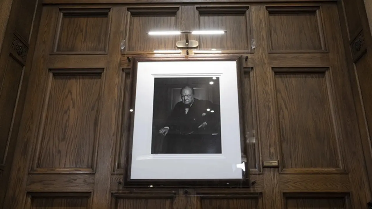 Potret Winston Churchill tahun 1941 karya Yousuf Karsh, yang pernah dihadiahkan ke Hotel Fairmont Chateau Laurier, kembali dipamerkan setelah sempat dicuri dan dikembalikan. Foto diambil pada Jumat, 15 November 2024, di Ottawa, Ontario.