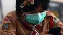 Seorang murid melihat gawai saat uji coba pembelajaran tatap muka di SDN Malaka Jaya 07 Jakarta, Rabu (9/6/2021). Uji coba pembelajaran tatap muka diikuti dengan jumlah siswa terbatas, menerapkan jaga jarak, dan mengenakan masker untuk menghindari penularan COVID-19. (merdeka.com/Imam Buhori)