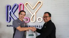 CEO PSIM Yogyakarta, Bima Sinung (kiri) melakukan kunjungan sekaligus bersilaturahmi ke kantor Bola.com yang terletak di Gondangdia, Jakarta Pusat, Rabu (11/05/2022). (Bola.com/Bagaskara Lazuardi)