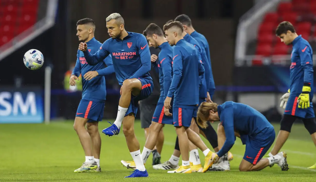 Para pemain Sevilla melakukan latihan jelang laga Piala Super Eropa di Puskas Arena, Hungaria, Kamis (24/9/2020). Sevilla akan berhadapan dengan Bayern Munchen. (Bernadett Szabo/Pool via AP)