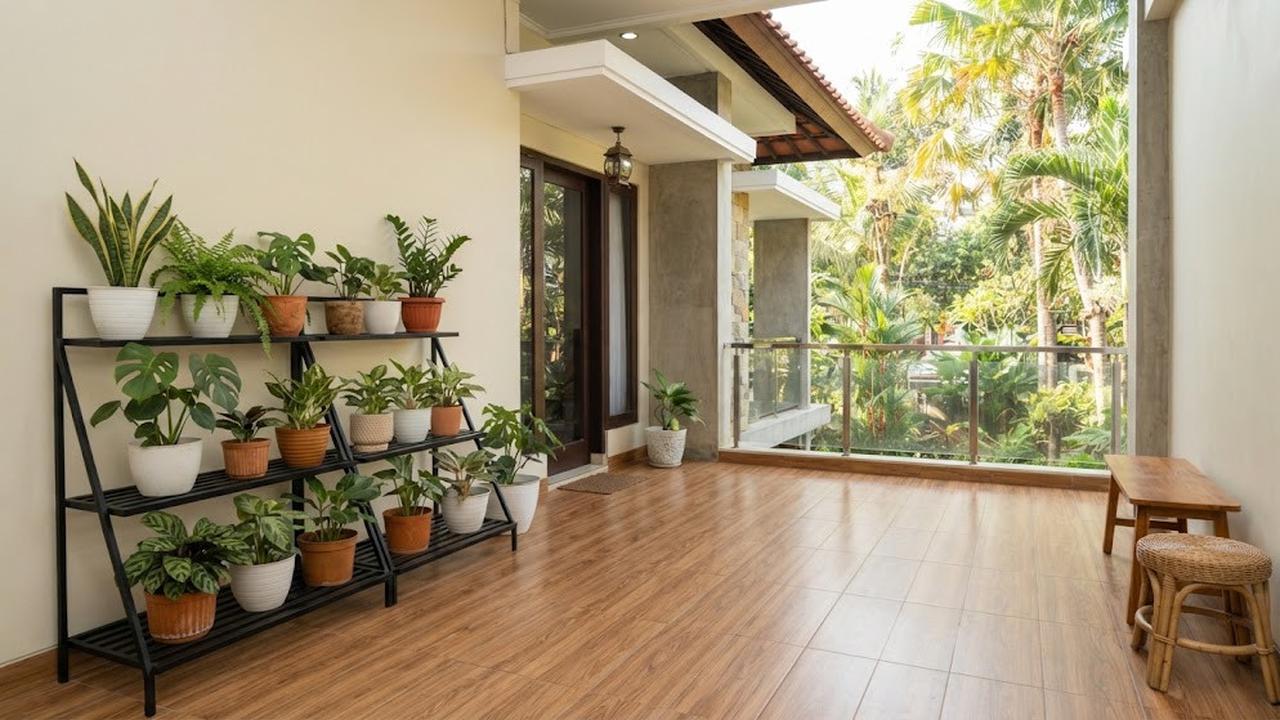 Model teras minimalis dengan lantai motif kayu yang cocok untuk rumah masa kini dengan rak tanaman