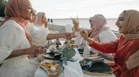 Ilustrasi buka puasa dengan teman. (Photo by PNW Production: https://www.pexels.com/photo/women-in-hijab-having-picnic-on-the-beach-8995836/)