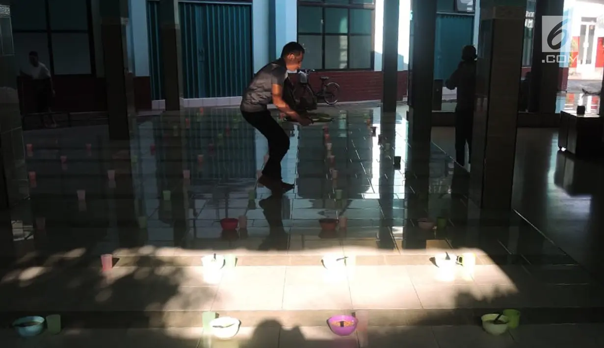 Takmir Masjid Pekojan Semarang mempersiapkan menu buka bersama berupa bubur India di Serambi Masjid Pekojan, Jumat (17/5/2019). Tradisi ini berjalan sudah ratusan tahun dan menjadi rujukan kaum dhuafa di sekitar masjid untuk buka puasa. (Liputan6.com/Gholib)