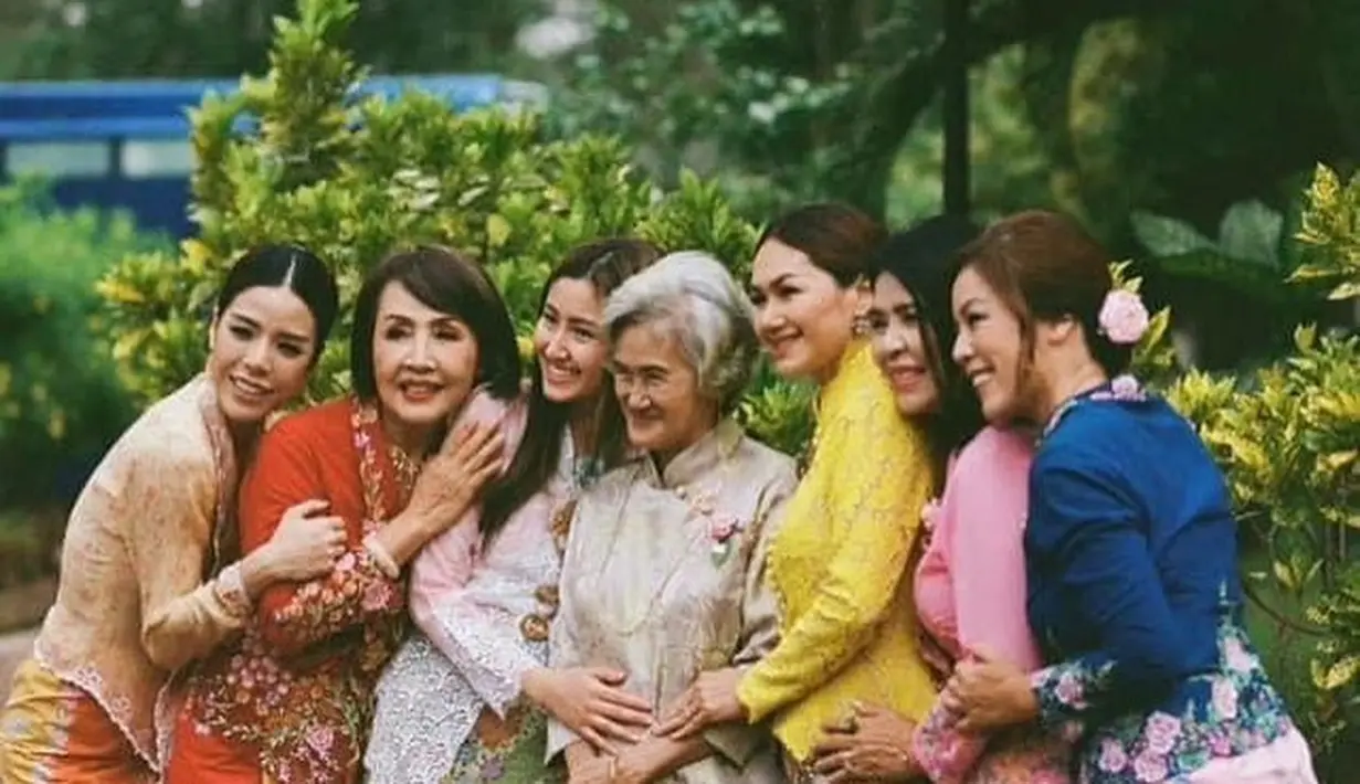 Orang-orang terpenting dalam satu frame di pernikahan Nong Poy. Ibunya memakai baba (baju Peranakan warna kuning) dan neneknya berada di tengah. [@poydtreechada]