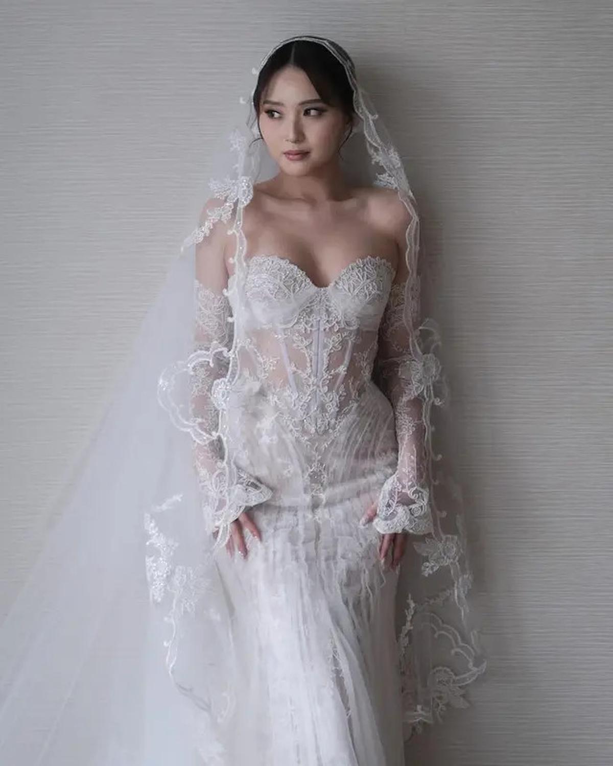 6 Potret Gaun Pengantin Mewah Nita Vior Saat Pemberkatan-Resepsi Pernikahan, Usung Konsep Internasional Serba Putih