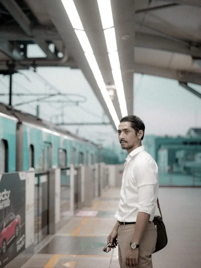 Pesona Arya Saloka saat Naik MRT