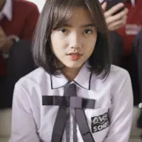 Fuji membagikan potret dirinya dengan ciri khas rambut pendek bobnya mengenakan seragam sekolah. Ia pun berpose dengan berbagai ekspresi seperti gaya fierce ini. @fuji_an