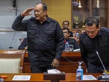 Wakil Kepala Badan Intelijen Negara (Waka BIN) Letnan Jenderal TNI (Purn) Teddy Lhaksmana Widya Kusuma bersiap mengikuti rapat kerja dengan Komisi I DPR di kompleks Parlemen, Jakarta, Kamis (8/6/2023).  (Liputan6.com/Faizal Fanani)