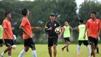 Pelatih Arema FC, Joko Susilo (topi), tengah memimpin latihan. (Bola.com/Iwan Setiawan)