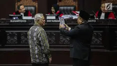 Marsudi Wahyu Kisworo, ahli yang dibawa oleh tim hukum KPU disumpah sebelum memberikan keterangan dalam sidang lanjutan sengketa Pilpres 2019 di Gedung MK, Jakarta, Kamis (20/6/2019). Sidang mendengarkan keterangan saksi dan ahli dari pihak termohon, yaitu KPU RI. (Liputan6.com/Faizal Fanani)