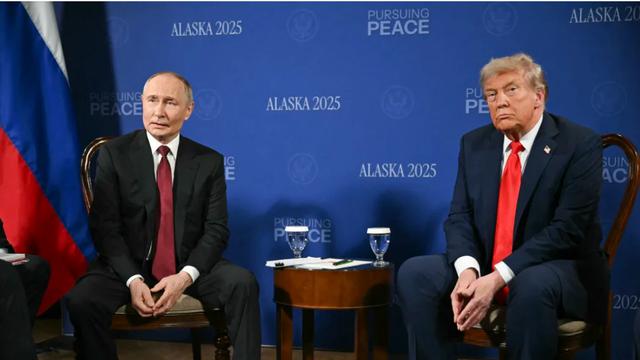 Presiden Rusia Vladimir Putin dan Presiden Amerika Serikat Donald Trump bertemu di Anchorage, Alaska, Jumat (16/8/2025) (Dok. AFP).
