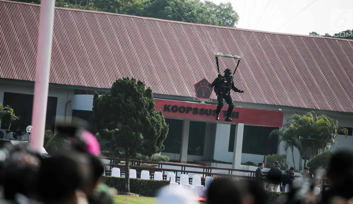 Penerjun payung bersiap mendarat saat beratraksi usai upacara peresmian Komando Operasi Khusus (Koopssus) TNI di Lapangan Markas Koopssus TNI, Mabes TNI, Jakarta, Selasa (30/7/2019). Koopssus TNI berasal dari matra darat, laut, dan udara. (Liputan6.com/Faizal Fanani)