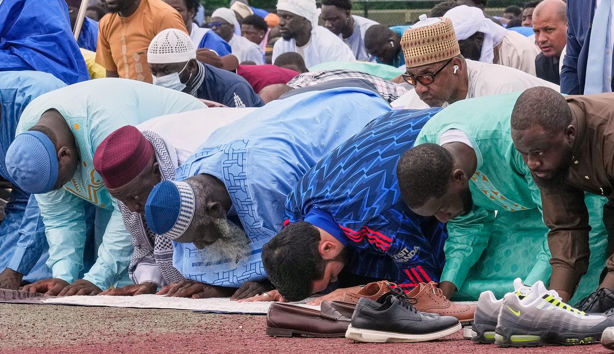 Pria 34 tahun tersebut tampak khusuk saat melakukan ibadah bersama para jamaah lain. (AP Photo/Richard Drew)