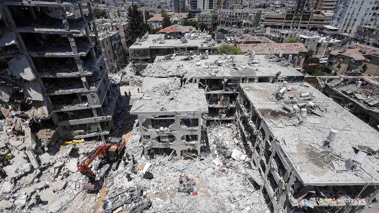 FOTO: Pemandangan Mengenaskan, Rudal Balistik Iran Hancurkan Bangunan di Kota Bat Yam Israel
