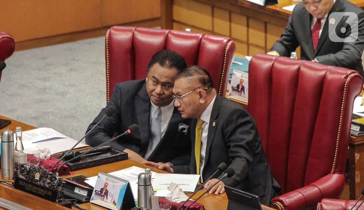 Wakil Ketua DPR Rachmad Gobel (kiri) berbincang dengan Lodewijk Freidrich Paulus (kanan) saat memimpin Rapat Paripurna ke-17 Masa Persidangan III Tahun Sidang 2022-2023 di Kompleks Parlemen, Senayan, Jakarta, Kamis (16/2/2023). Rapat Paripurna tersebut dalam rangka penutupan Masa Persidangan III Tahun Sidang 2022-2023. (Liputan6.com/Faizal Fanani)
