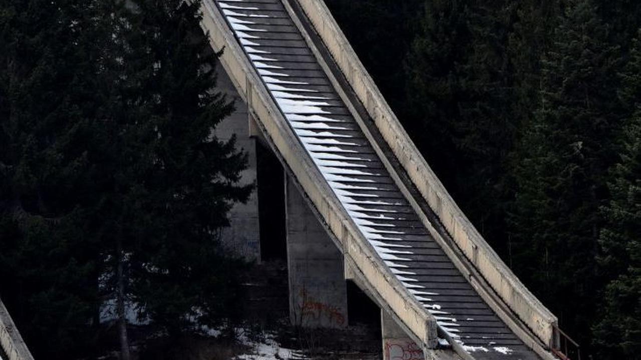 Sarajevo menjadi tuan rumah Olimpiade Musim Dingin ke-14 pada empat dekade lalu ketika masih menjadi bagian dari Yugoslavia. Warga kini mengenang momen tersebut dengan perasaan campur aduk antara kebanggaan dan kesedihan.&nbsp;ELVIS BARUKCIC/AFP<br>