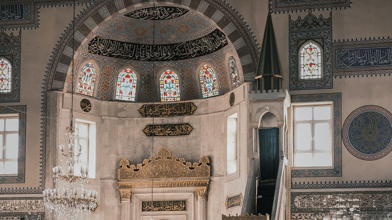 Muslim melaksanakan ibadah sholat di masjid