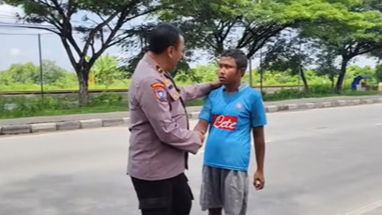 Polisi Baik, Ipda Purnomo Bantu Pria yang Terlantar di Jalan sampai Badannya Dimandikan