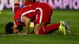 Mohamed Salah. Gelandang Liverpool asal Mesir ini kerap menunjukkan sisi ketaatannya sebagai muslim dengan melakukan selebrasi bersujud usai mencetak gol. Ia juga konsisten menjalankan ibadah puasa di bulan Ramadan meski tengah melakoni laga di siang hari. (AFP/Gabriel Bouys)