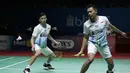 Ganda putra Indonesia, Fajar Alfian / Muhammad Rian, mengembalikan kok saat melawan Takuro Hoki / Yugo Kobayashi pada Indonesia Open 2019 di Istora Senayan, Jumat (19/7). Fajar / Rian kalah 19-21 dan 12-21. (Bola.com/Yoppy Renato)