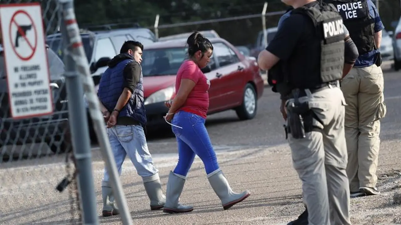 Otoritas imigrasi AS melakukan razia terhadap para pekerja asing di negara bagian Mississippi (AP/Rogello V Solis)