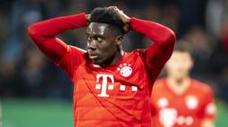 Alphonso Davies (19 tahun) - Nama Alphonso Davies menjadi sorotan setelah Bayern Munchen menghajar Chelsea 3-0 pada laga pertama babak 16 besar Liga Champions 2019/20. Pemain asal Kanada ini tercatat sebagai pemain dengan kemampuan berlari tercepat kedua di Bayern Munchen. (AFP/David Inderlied)