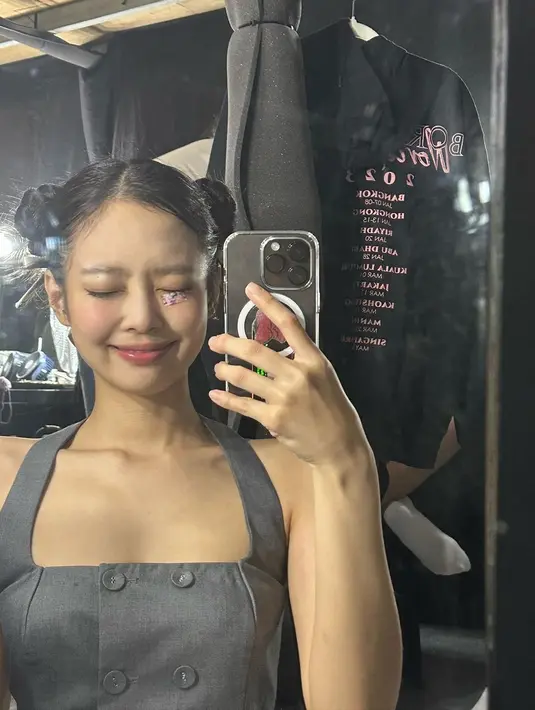 Gaya rambut pucca hair yang melengkapi gayanya bikin Jennie tampil makin imut. [Foto: IG/jennierubyjane].