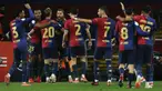 Pemain Barcelona merayakan gol ke gawang Atletico Madrid yang dicetak oleh Inigo Martinez dalam laga leg 1 semifinal Copa del Rey 2024/2025 di Estadi Olimpic Lluis Companys, Barcelona, Rabu (26/02/2025) dini hari WIB. (AP Photo/Joan Monfort)