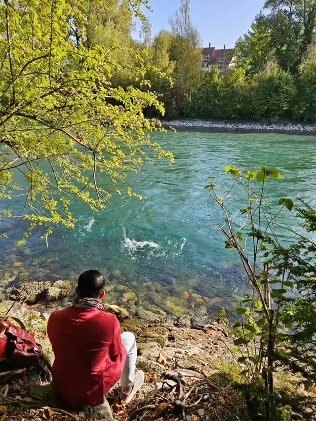 Atalia Praratya dan Ridwan Kamil mengunjungi Sungai Aare. (Instagram/ ataliapr)
