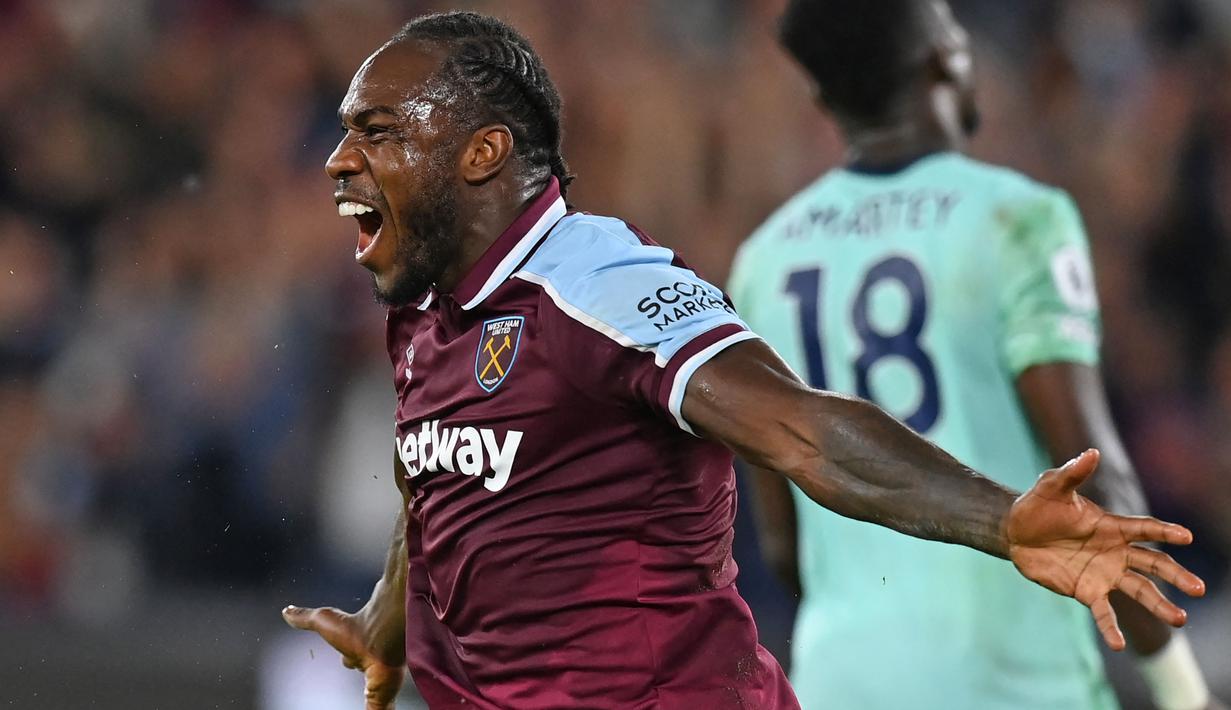 Michail Antonio mampu tampil mengejutkan di Liga Inggris musim 2021/2022 bersama West Ham United. Antonio bahkan tercatat menjadi top skor sementara dengan koleksi lima gol dan tiga assist dari lima laga yang telah dilakoninya. (AFP/Glyn Kirk)