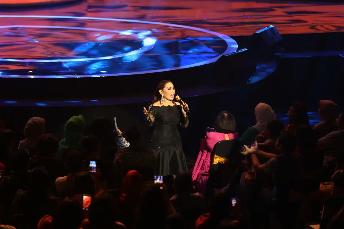 [Bintang] Nia Daniaty]