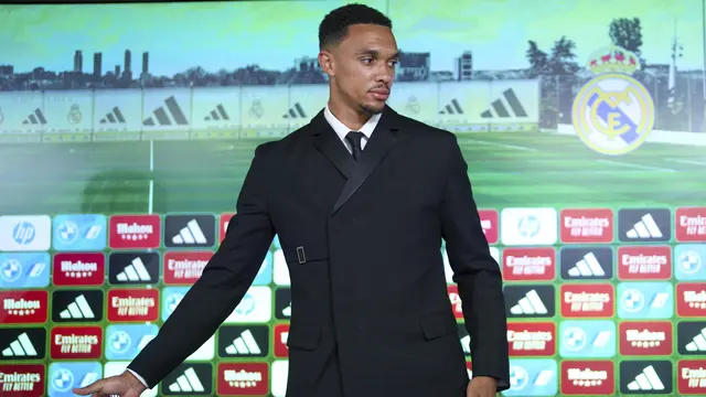 Sesi konferensi pers Trent Alexander-Arnold di markas latihan Real Madrid di Valdebebas, Kamis (12/06/2025). (AP/Manu Fernandez)