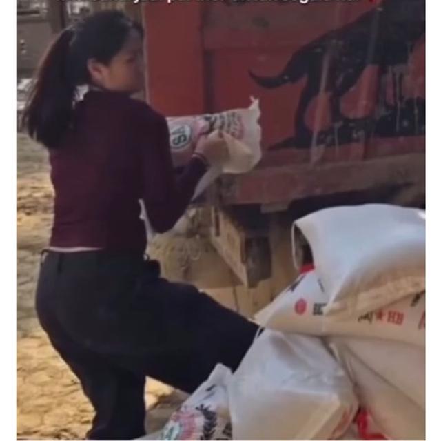 Dampingi suami dalam aksi sosial di Sumatra, 6 potret Muthia Nadhira istri Ferry Irwandi jadi relawan