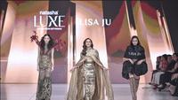 Catatan Jakarta Fashion Week 2026, Astrid Tiar Tampil Menyala Bergaun Nuansa Emas Karya Lisa Ju