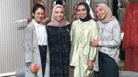 Tiga pendidi Kami. Nadya Karina, Afina Candarini, dan Istafiana Candarini di acara grand operning outlet Kami. di Senayan City Jakarta, 19 April 2022. (Liputan6.com/Asnida Riani)