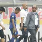 Pelatih Persib, Emral Abus, saat melawan Semen Padang pada laga Liga 1 Indonesia di Stadion Si Jalak Harupat, Bandung, Sabtu, (9/9/2017). Persib ditahan imbang 2-2 oleh Semen Padang. (Bola.com/M Iqbal Ichsan)