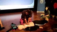 Pelatihan pertolongan CPR menggunakan alat AED pada Kamis (14/9/2017).