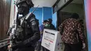 Pekerja membawa masuk vaksin COVID-19 produksi Sinovac setelah diturunkan dari truk pengawalan polisi di Surabaya pada Senin (4/1/2021).  Pemerintah mulai mendistribusikan 3 juta dosis vaksin Covid-19 asal perusahaan China, Sinovac, ke 34 provinsi Indonesia. (Photo by Juni Kriswanto / AFP)