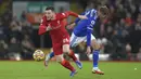 Bek Liverpool, Andrew Robertson (kiri) menggiring bola melewati pemain Leicester City, Marc Albrighton selama pertandingan lanjutan Liga Inggris di stadion Anfield di Liverpool, Inggris, Jumat (11/2/2022).  The Reds kini mengoleksi poin 5. (AP Photo/Jon Super)