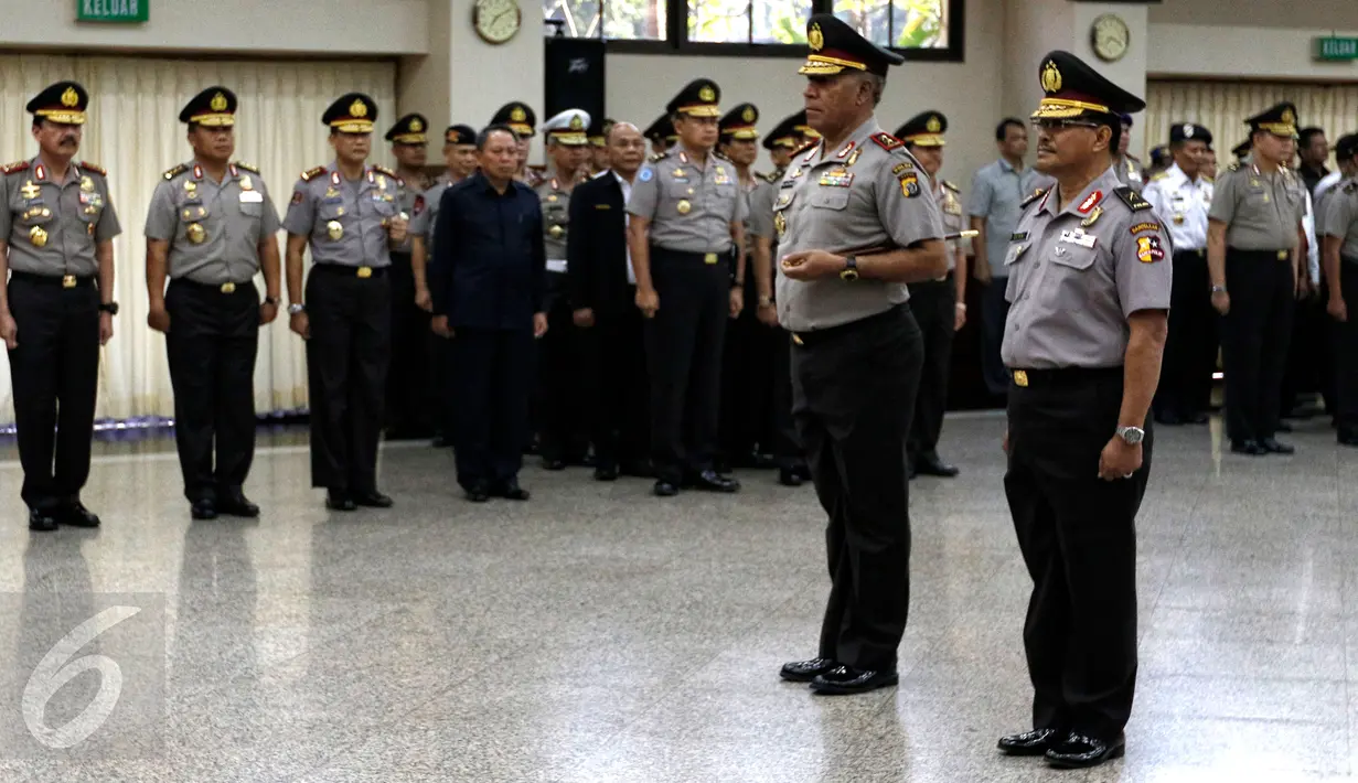 Kapolda Papua Brigjen Paulus Waterpauw (kedua kanan) saat upacara kenaikan pangkat di Ruang Rapat Utama Mabes Polri, Jakarta, Kamis (3/9/2015). Paulus mendapatkan kenaikan pangkat dari Brigjen ke Irjen. (Liputan6.com/Yoppy Renato)