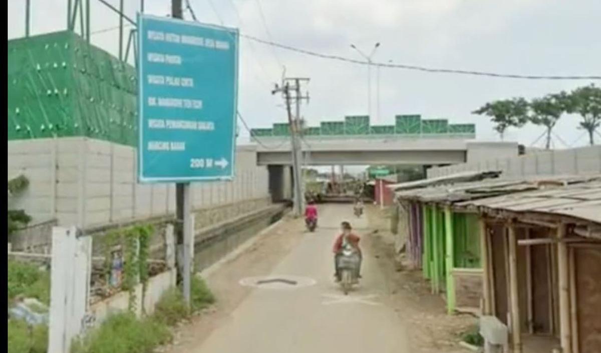 Kondisi serupa juga dialami penduduk Desa Muara. Di sana warga juga harus berhadapan tembok tinggi. Dampaknya angin tidak masuk ke pemukiman warga.