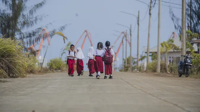 Anak-anak sekolah di Desa Kawasi Baru di Pulau Obi, Halmahera Selatan, Maluku Utara. (Dok. Harita Nickel)