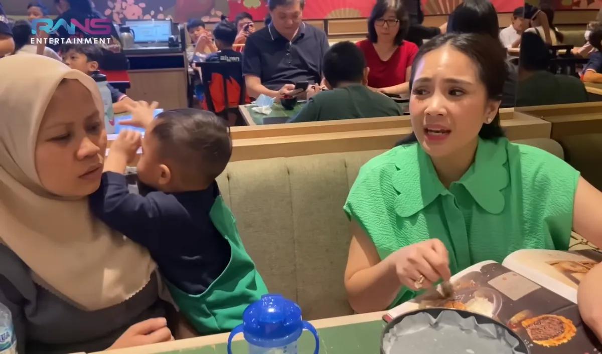 Nagita kemudian menawari Sus Rini makanan. Ada momen yang mencuri perhatian saat jawaban Sus Rini membuat sang bos 'kesal'.